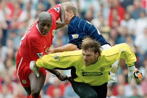 Massimo Taibi menjadi penjaga gawang Manchester United pada 1999-2000. Beliau hanya bermain empat perlawanan untuk United, dan gawang beliau dibolosi sebanyak 11 kali dalam tempoh itu. 