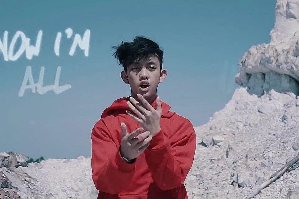 TIDAK TUMPANG KEPOPULARAN IBU: Anak bongsu penyanyi era 1980-an Datin Suliza Salam, Ismail Izzani, yang mempunyai 492,000 pengikut Instagram, enggan dibayangi pencapaian ibunya dahulu. - Foto YOUTUBE