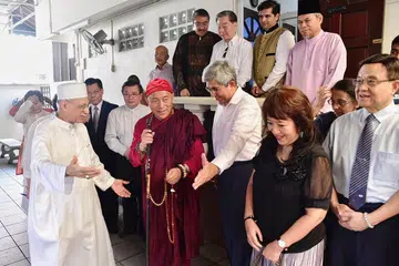 KONGSI PENGALAMAN: Ketua rahib dari Taiwan Master Hsin Tao (baju merah) menyertai perhimpunan silang agama yang diadakan di Masjid Ba'alwie pada Rabu (11 Jun). 