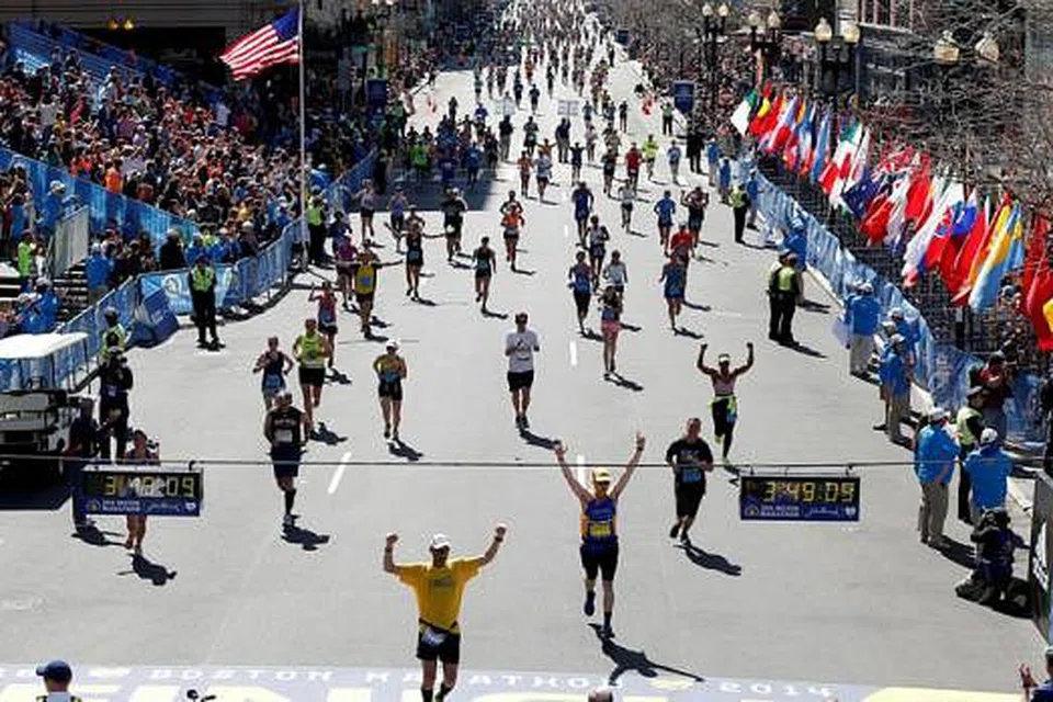 LEBIH AMAN: Ramai peserta Maraton Boston terus menyertai acara itu tahun ini dan mengingati tempoh berlakunya ledakan bom setahun lalu dengan berlari beramai-ramai ke garisan penamat. - Foto USA TODAY SPORTS