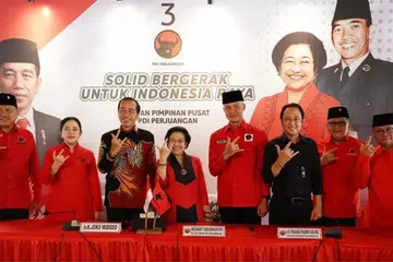 BERTUKAR NADA: Presiden Indonesia, Encik Joko ‘Jokowi’ Widodo (tiga dari kiri); Pengerusi Parti Demokrasi Indonesia Perjuangan (PDI-P) Cik Megawati Sukarnoputri (tengah); dan calon Presiden, Encik Ganjar Pranowo (empat dari kanan) menghadiri mesyuarat nasional parti di Jakarta Selatan pada 6 Jun.  