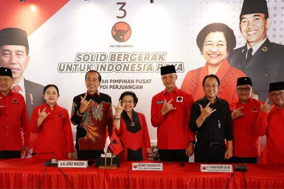 BERTUKAR NADA: Presiden Indonesia, Encik Joko ‘Jokowi’ Widodo (tiga dari kiri); Pengerusi Parti Demokrasi Indonesia Perjuangan (PDI-P) Cik Megawati Sukarnoputri (tengah); dan calon Presiden, Encik Ganjar Pranowo (empat dari kanan) menghadiri mesyuarat nasional parti di Jakarta Selatan pada 6 Jun.  