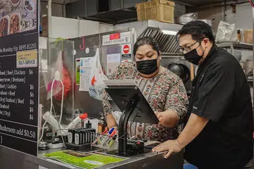 TURUT SINGSING LENGAN: Pasangan yang juga pemilik Laila's Kitchen, Cik Suhaizah Md Sukhaimi dan Encik Raffi Mohammad, di Tampines bersedia untuk turun padang seperti apa yang mereka lakukan sekarang sekiranya kekurangan pekerja akibat gelombang Omicron. - Foto BH oleh NUR DIYANA TAHA