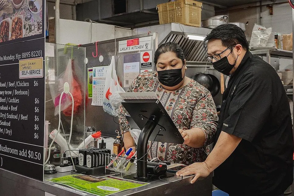 TURUT SINGSING LENGAN: Pasangan yang juga pemilik Laila's Kitchen, Cik Suhaizah Md Sukhaimi dan Encik Raffi Mohammad, di Tampines bersedia untuk turun padang seperti apa yang mereka lakukan sekarang sekiranya kekurangan pekerja akibat gelombang Omicron. - Foto BH oleh NUR DIYANA TAHA