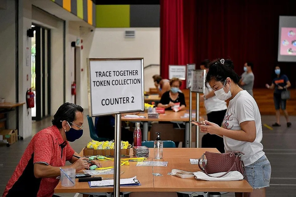LEBIH DARIPADA CUKUP: Token penjejakan kontak TraceTogether kini boleh diambil di 38 kelab masyarakat, tetapi akan tersedia di semua 108 kelab masyarakat menjelang akhir bulan depan, dan ia "lebih daripada cukup". - Foto BH oleh LIM YAOHUI