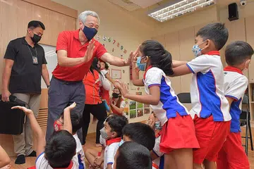 MENGHIBURKAN KANAK-KANAK: Perdana Menteri, Encik Lee Hsien Loong, berinteraksi bersama kanak-kanak di perasmian PCF Sparkletots @ Teck Ghee Blk 227, yang menyediakan perkhidmatan penjagaan bayi dan kanak-kanak sepenuh hari, semalam. - Foto KHALID BABA