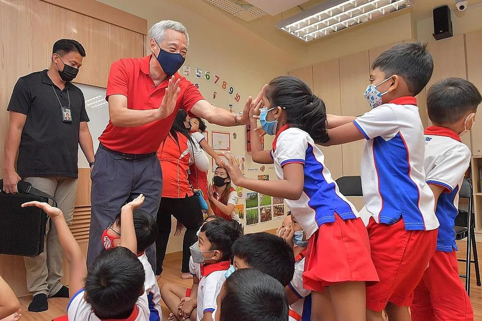 MENGHIBURKAN KANAK-KANAK: Perdana Menteri, Encik Lee Hsien Loong, berinteraksi bersama kanak-kanak di perasmian PCF Sparkletots @ Teck Ghee Blk 227, yang menyediakan perkhidmatan penjagaan bayi dan kanak-kanak sepenuh hari, semalam. - Foto KHALID BABA