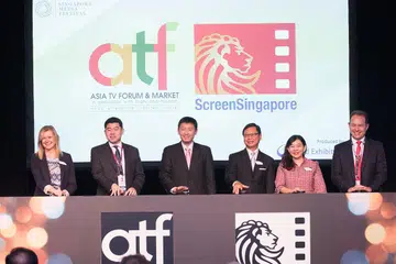SOKONGAN BAGI PEKERJA BIDANG KREATIF: Encik Chee Hong Tat (tiga dari kiri) bersama peserta Forum dan Pasaran TV Asia di pembukaan forum dan ScreenSingapore di Marina Bay Sands semalam. Beliau mengumumkan penubuhan program baru bagi membantu mengembangkan kemahiran penulis skrip televisyen di acara itu. - Foto MCI