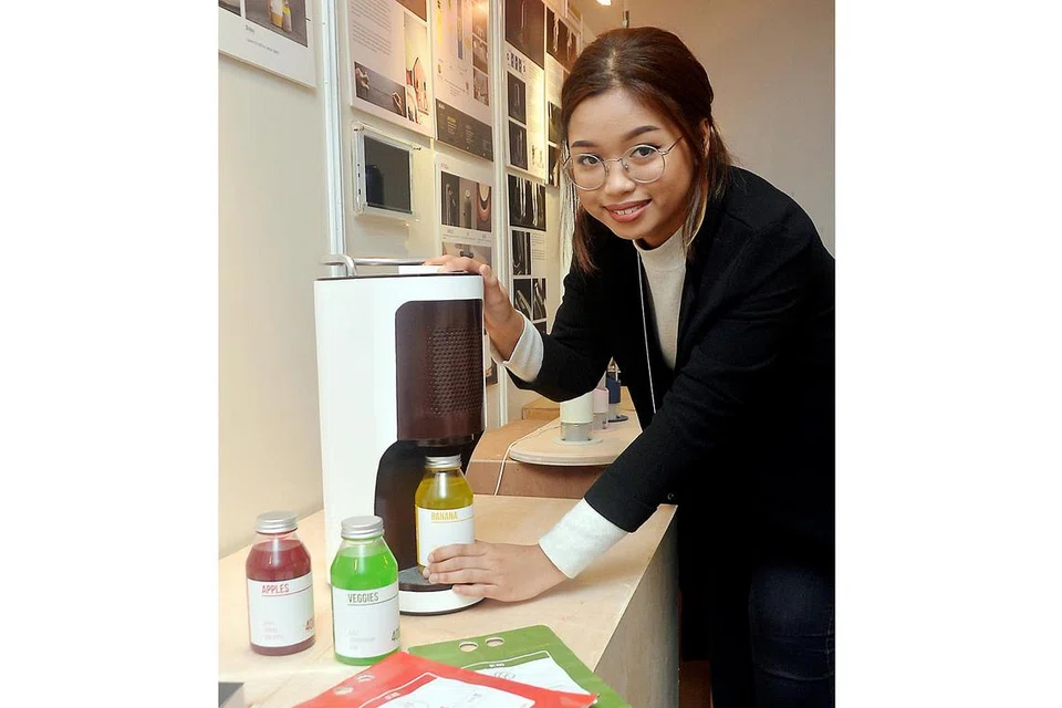 KE ARAH GAYA HIDUP SIHAT: Cik Nur Syahirah Azhar menghasilkan alat pemerah jus mudah dan cepat digunakan yang memanfaatkan teknologi motor dan kantung pakai buang bagi menampung buah-buahan dan sayuran. - Foto KHALID BABA