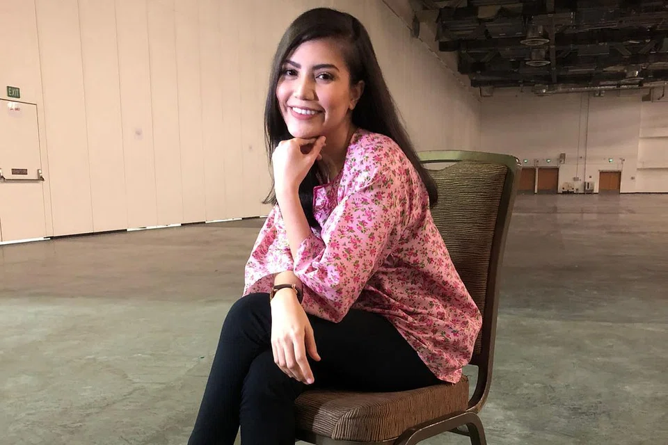 SEBARKAN WARISAN LAMA: Dengan berbaju kurung Opah dan berjualan biskut semperit buatan neneknya, Elyana ingin menyebarkan kepada generasi muda tentang berharganya khazanah warisan Melayu meliputi aspek fesyen dan makanan. - Foto BH oleh HARYANI ISMAIL