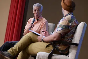 Menteri Kanan, Encik Lee Hsien Loong (kiri), menjawab pelbagai soalan berkaitan hubungan kaum dalam sesi dialog dengan 300 belia di ITE Kolej Timur sempena Sidang HarmonyWorks! pada 3 Ogos.
