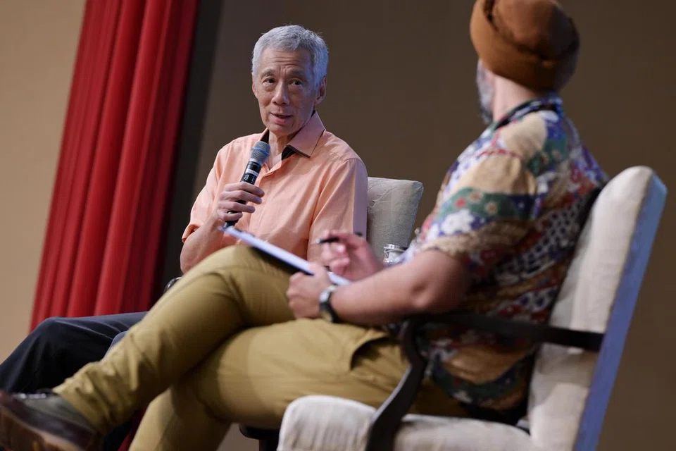Menteri Kanan, Encik Lee Hsien Loong (kiri), menjawab pelbagai soalan berkaitan hubungan kaum dalam sesi dialog dengan 300 belia di ITE Kolej Timur sempena Sidang HarmonyWorks! pada 3 Ogos.