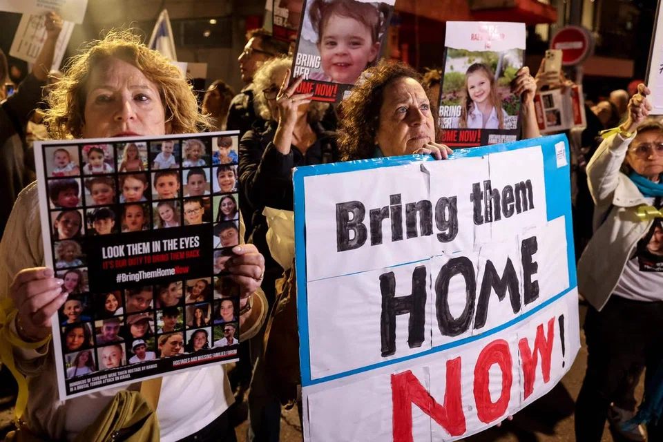 AKHIRNYA TERCAPAI: Para penunjuk perasaan mendesak pembebasan tebusan dalam satu perhimpunan di luar pejabat Dana Kanak-Kanak Pertubuhan Bangsa-Bangsa Bersatu (Unicef) di Tel Aviv pada Isnin.