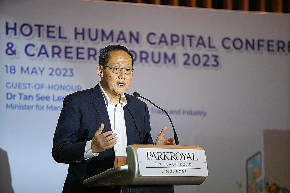 PENUHI PERMINTAAN: Menteri Tenaga Manusia, Dr Tan See Leng, berkata untuk mengekalkan pertumbuhan dan memenuhi permintaan pengguna, industri hotel mesti meneruskan usaha mentransformasikan dan membangunkan keupayaan. - Foto ZAOBAO