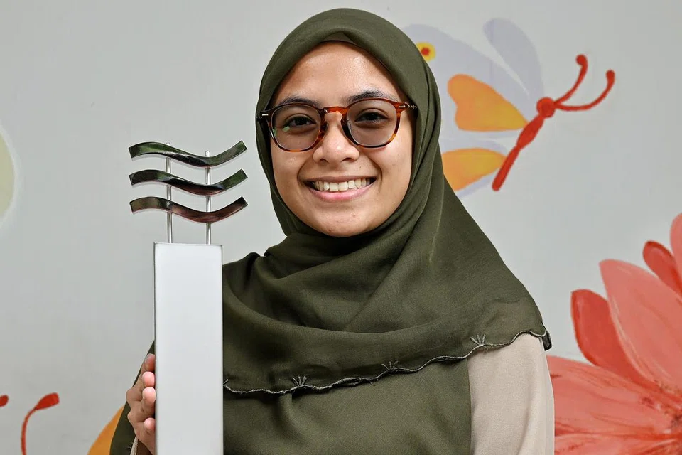 Cik Zulayqha Zulkifli, yang pernah hidup sebagai gelandangan, menerima Anugerah Jauhari Harapan Berita Harian pada 25 Oktober, atas sumbangannya melalui Project Hills, memberi harapan kepada golongan kurang bernasib baik.
