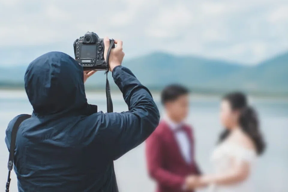 Jurugambar, juruvideo dan jurusolek perkahwinan dari Malaysia antara yang terkesan dengan larangan Singapura terhadap warga asing dengan pas pelancong atau pelajar untuk menawarkan perkhidmatan di negara itu. 