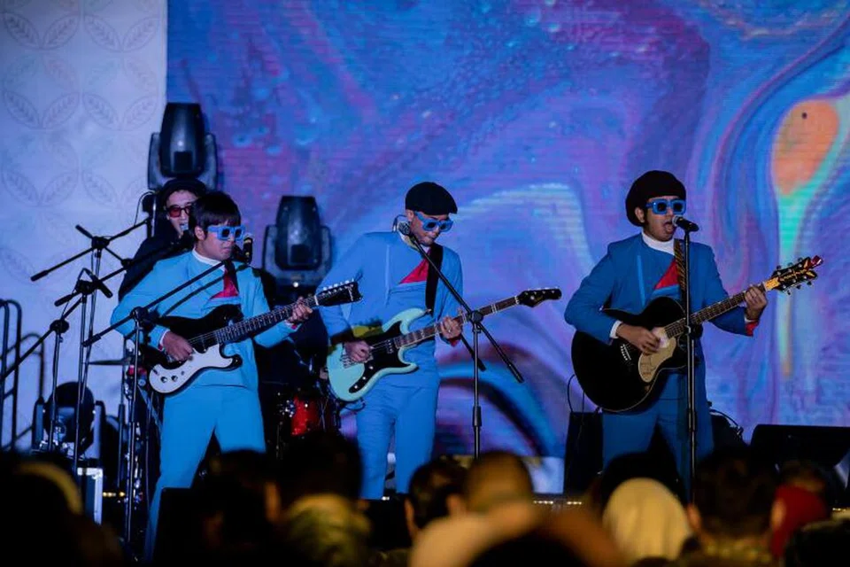 The Pinholes menghidupkan semangat kugiran era 1960-an melalui muzik yang mempesona.