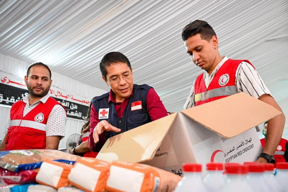 SUMBER BANTUAN: Menteri di Pejabat Perdana Menteri, Dr Mohamad Maliki Osman, menyingsing lengan untuk membantu para relawan dan kakitangan di ibu pejabat ERC mengisikan kotak-kotak dengan barang makanan dan ubat-ubatan yang akan dibawa masuk ke Gaza.