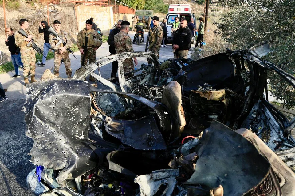 Anggota tentera Lebanon mengawal sebuah kereta yang terkena serangan dron Israel di Aatqanit, selatan Lebanon pada 22 Disember 2025. Menurut Agensi Berita Nasional Lebanon, tiga orang terbunuh dalam serangan dron tersebut.