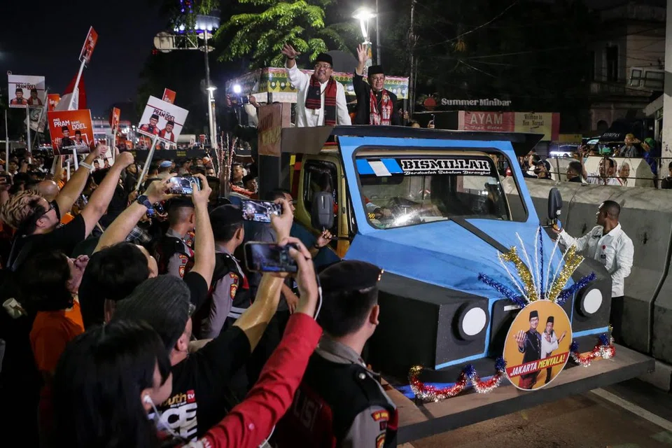 Calon gabenor Jakarta, Encik Pramono Anung (atas kenderaan, kanan), dan calon timbalan gabenor, Encik Rano Karno, melambai kepada penyokong ketika mereka tiba untuk menghadiri pengundian nombor undi bagi calon gabenor dan timbalan gabenor Jakarta di pejabat Suruhanjaya Pilihan Raya Umum (KPU) di Jakarta pada 23 September.