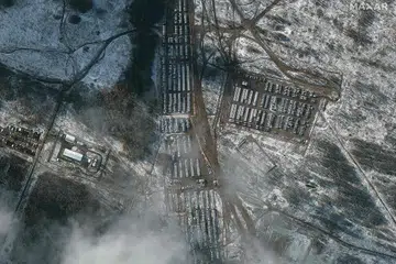 RAKAMAN SATELIT: Gambaran dari udara yang didedahkan oleh Maxar Technologies pada 5 Disember lalu, menunjukkan gerombolan tentera Russia dengan kelengkapan mereka di kawasan berhampiran Yelnya, Russia, yang tidak jauh dari sempadan Ukraine. - Foto AFP