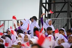 Pelajar Madrasah Wak Tanjong Al-Islamiah, meraikan Hari Kebangsaan pada 2023. Nilai tasawuf tercermin dalam pendidikan madrasah, institusi pembangunan masyarakat dan inisiatif komuniti, sekali gus menjadi landasan moral bagi pembangunan sosial, kata penulis.