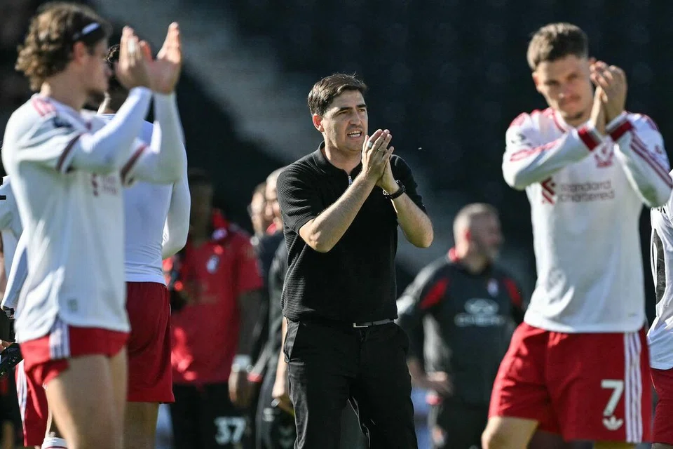 Pengurus Liverpool, Andoni Iraola (tengah), serta pemain-pemainnya mengiktiraf sokongan penyokong pasukan selepas mereka mencatatkan kemenangan 1-0 ke atas Bournemouth pada 20 September.