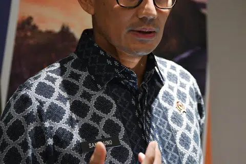 MAHU DAPATKAN PANDANGAN: Encik Sandiaga Uno ingin dengar pandangan ulama berhubung konsert muzik oleh kumpulan Britain Coldplay.