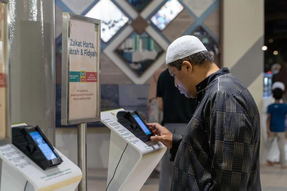 Orang ramai kini boleh membayar zakat di kios layan diri yang terdapat di beberapa masjid di sekitar Singapura.