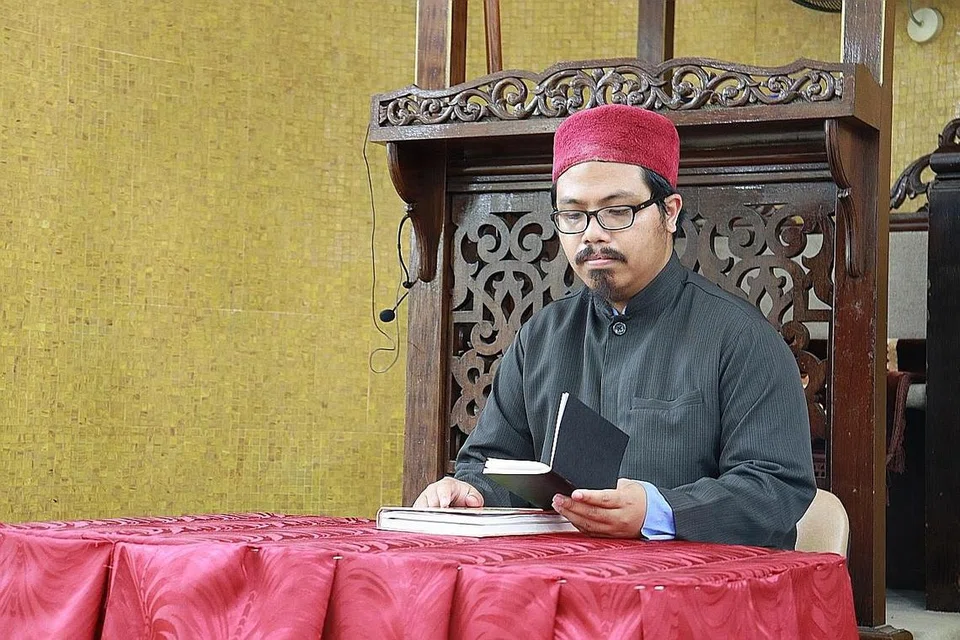 PERI PENTINGNYA PERPADUAN: Ustaz Muhammad Irfan Jumadi memberi ceramah bertajuk 'Masyarakat Bersepadu: Syarat-syarat dan Natijahnya' di Masjid Hajjah Rahimabi Kebun Limau bagi memberi penjelasan mengenai perpaduan dalam masyarakat. - Foto HANNAH ELYAS