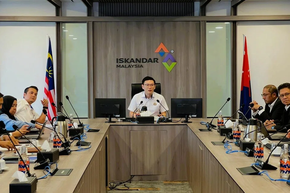 Pengerusi Jawatankuasa Pelaburan, Perdagangan, Hal Ehwal Pengguna dan Sumber Manusia Johor, Encik Lee Ting Han (tengah), ketika mempengerusikan sesi pramesyuarat bulanan  Zon Ekonomi Khas Johor-Singapura (JS-SEZ) bagi Julai 2026. Hadir sama, Timbalan Pengerusi Jawatankuasa Pelaburan, Perdagangan, Hal Ehwal Pengguna dan Sumber Manusia Johor, Syed Hussien Syed Abdullah (dua dari kiri).