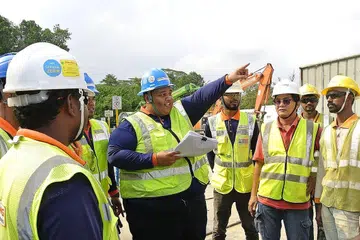 PERTINGKAT KEMAHIRAN: Encik Muhammad Aliff Ahmad (sedang menunjuk) bukan sekadar giat mempertingkat kemahiran bahkan sering menggalak rakan-rakannya untuk berbuat demikian. - Foto BH oleh ADLI YASHIR KUCHIT