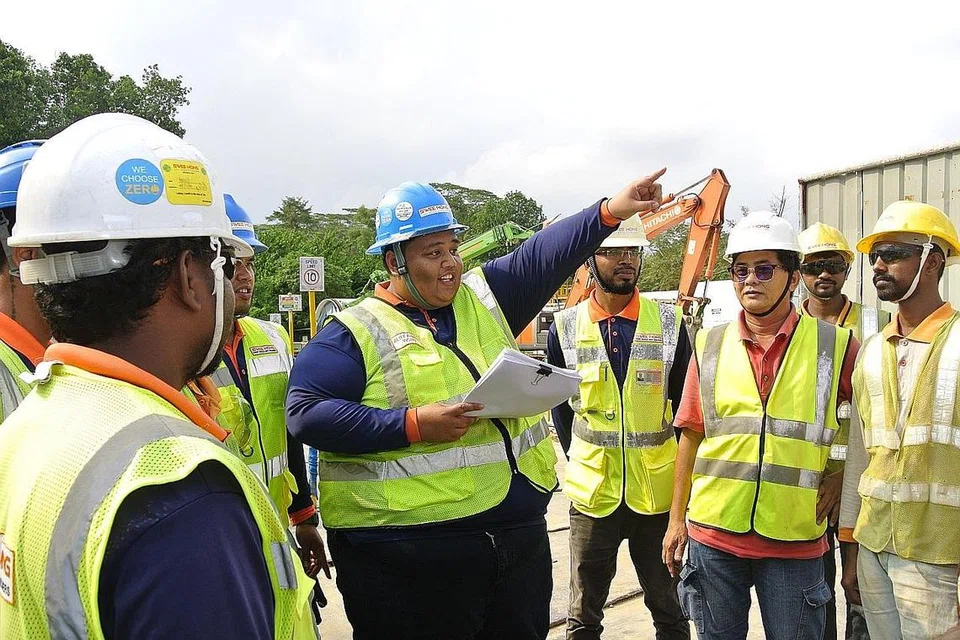 PERTINGKAT KEMAHIRAN: Encik Muhammad Aliff Ahmad (sedang menunjuk) bukan sekadar giat mempertingkat kemahiran bahkan sering menggalak rakan-rakannya untuk berbuat demikian. - Foto BH oleh ADLI YASHIR KUCHIT