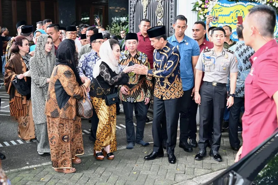 Presiden Indonesia, Encik Joko Widodo (tengah) bersalaman dengan keluarga Allahyarhamha Dr Mooryati Soedibyo, semasa mengunjungi kediaman mereka untuk memberikan penghormatan terakhir di Jakarta pada 24 April.