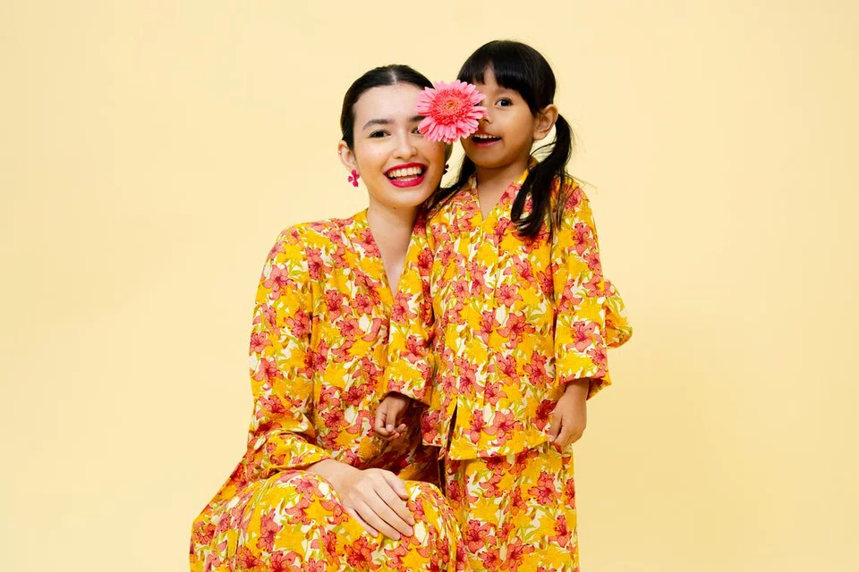 Rosa Maxi Kebaya dalam corak Cicely (daripada $62) juga tersedia dalam versi kanak-kanak ($35). Rekaan ini daripada koleksi ‘Floral’ yang mendapat inspirasi daripada bunga mekar.