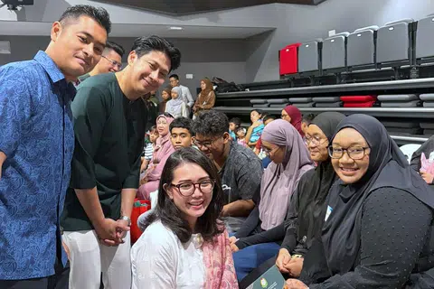 SOKONGAN IHSAN: Anggota Parlimen (AP) GRC East Coast, Cik Hazlina Abdul Halim (tengah) menyerahkan pek makanan kepada salah seorang penerima projek Jalinan Kasih 4PM, Cik Norshima Yusof, di Kelab Masyarakat Fengshan pada 8 Mac. Beliau turut ditemani (dari kiri) anggota lembaga 4PM, Encik Mohd Hasni Mohd Hashim, dan Presiden 4PM, Encik Nassar Mohamad Zain.