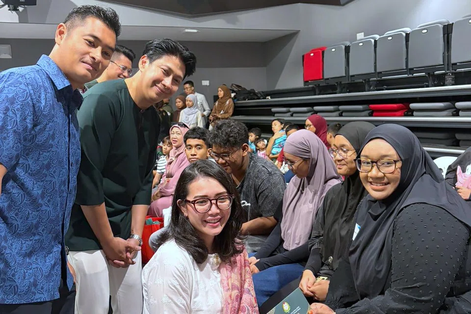 SOKONGAN IHSAN: Anggota Parlimen (AP) GRC East Coast, Cik Hazlina Abdul Halim (tengah) menyerahkan pek makanan kepada salah seorang penerima projek Jalinan Kasih 4PM, Cik Norshima Yusof, di Kelab Masyarakat Fengshan pada 8 Mac. Beliau turut ditemani (dari kiri) anggota lembaga 4PM, Encik Mohd Hasni Mohd Hashim, dan Presiden 4PM, Encik Nassar Mohamad Zain.