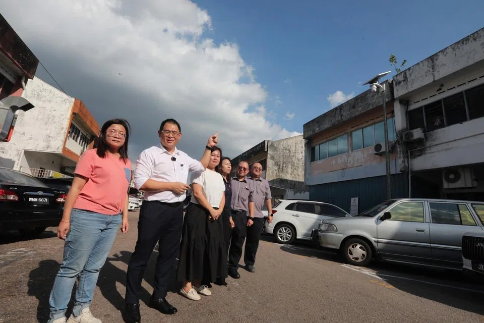 Pengerusi Jawatankuasa Kesihatan dan Alam Sekitar Johor, Encik Ling Tian Soon (dua dari kiri), menunjukkan kamera litar tertutup (CCTV) berteknologi AI di Jalan Dedap 4, Taman Johor Jaya, Johor Bahru.