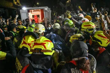 Anggota bomba dan pasukan penyelamat membawa keluar Cik Daniela Andrea Largo Sanchez dalam keadaan hidup daripada runtuhan sebuah bangunan di Cali, Colombia, pada 11 Ogos. Penemuan wanita berusia 32 tahun itu memberi harapan kepada operasi mencari mangsa yang masih terperangkap selepas gempa bumi kuat melanda negara itu, dengan pasukan penyelamat dan sukarelawan terus mengalihkan runtuhan, termasuk menggunakan tangan, dalam usaha mengesan mangsa yang terselamat