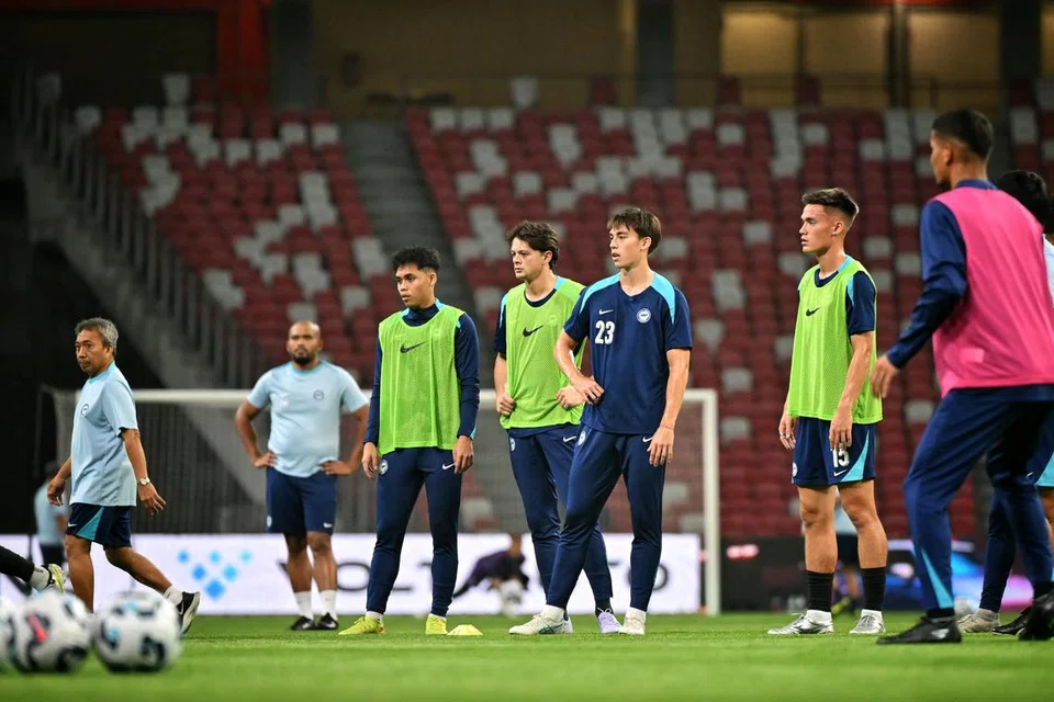 Pemain tengah Singapura, Harhys Stewart (ketiga dari kanan), yang juga bermain di Chiangrai United, berkongsi bahawa beliau telah banyak belajar dalam masa beliau di kelab itu.