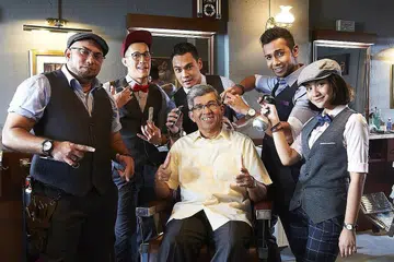 MENGHIBUR SAMBIL SAMPAIKAN PESAN: Dr Yaacob Ibrahim (duduk), yang berlakon sebagai dirinya sendiri dalam telemovie Gunting, menyifatkan wadah penceritaan ini sebagai berkesan dalam menjelaskan daya usaha dan dasar pemerintah, seperti SMEs Go Digital. Bersamanya ialah pelakon (dari kiri) Najib Soiman, Shane Mardjuki, Hisyam Hamid, Taufik Batisah dan Yuslina Yussof. - Foto TRIBAL WORLDWIDE