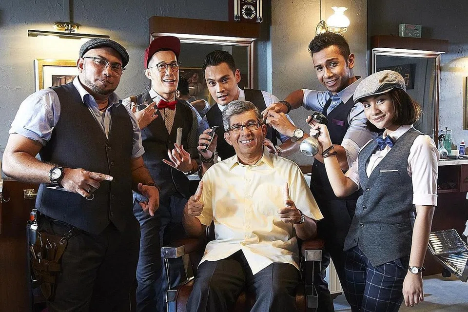 MENGHIBUR SAMBIL SAMPAIKAN PESAN: Dr Yaacob Ibrahim (duduk), yang berlakon sebagai dirinya sendiri dalam telemovie Gunting, menyifatkan wadah penceritaan ini sebagai berkesan dalam menjelaskan daya usaha dan dasar pemerintah, seperti SMEs Go Digital. Bersamanya ialah pelakon (dari kiri) Najib Soiman, Shane Mardjuki, Hisyam Hamid, Taufik Batisah dan Yuslina Yussof. - Foto TRIBAL WORLDWIDE