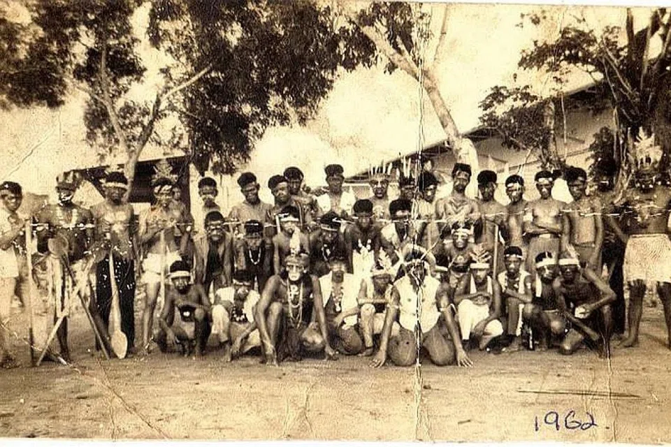 WUJUD MINAT PADA LAUT: Setiap 1 Januari, orang Kampung Kuchai akan mengadakan acara sukan laut dengan memperagakan pakaian bertema. Pada 1962, temanya adalah pakaian orang dayak. - Foto-foto MOHAMED NASIR ISMAIL