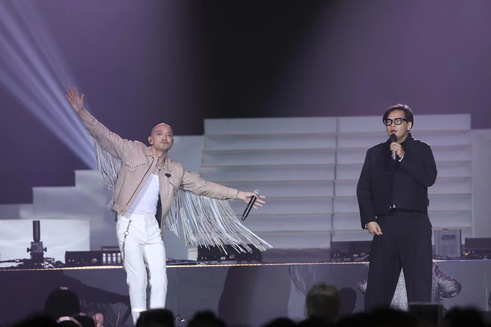 SENTUHAN KREATIF: Kalau tidak kerana platform ‘All Stars Gegar Vaganza’, sukar melihat gandingan suara dan kreativiti pentas Tomok (kiri) yang dipadankan dengan penyanyi kumpulan Indonesia, Gigi, Armand Maulana.