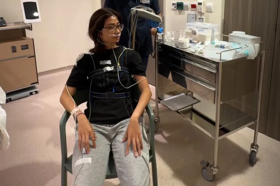 Seorang pakar perubatan pernafasan, Encik Hairul Afiq Shahrudin, melekatkan wayar dan sensor pada tubuh wartawan. Ia berfungsi merakam pernafasan, gelombang otak dan pergerakan badan sepanjang tidur.