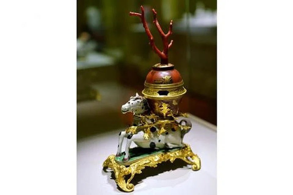  BERHARGA: Penunu kemenyan ini dibuat di Eropah pada kurun ke-18. Kuda porselin dihasilkan pemerintah Kangxi dan diletakkan atas papan asas berwarna hijau menyerupai rumput. Di atasnya ialah dua mangkuk lakuer Jepun, manakala di dalam menempatkan dulang logam meletakkan kemenyan. Asap keluar memalui lubang pada gelang di tengah. 