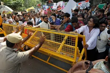Penunjuk perasaan merempuh penghadang dipasang polis ketika mengadakan bantahan menuntut peletakan jawatan Ketua Pesuruhjaya Pilihan Raya India, Encik Gyanesh Kumar.