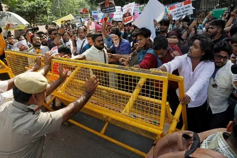 Penunjuk perasaan merempuh penghadang dipasang polis ketika mengadakan bantahan menuntut peletakan jawatan Ketua Pesuruhjaya Pilihan Raya India, Encik Gyanesh Kumar.