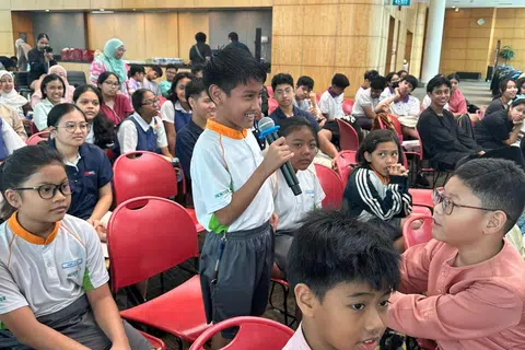 Seorang pelajar Sekolah Rendah Frontier sedang berucap dalam acara yang menggalakkan penyertaan pelajar dari peringkat sekolah rendah hingga maktab rendah.