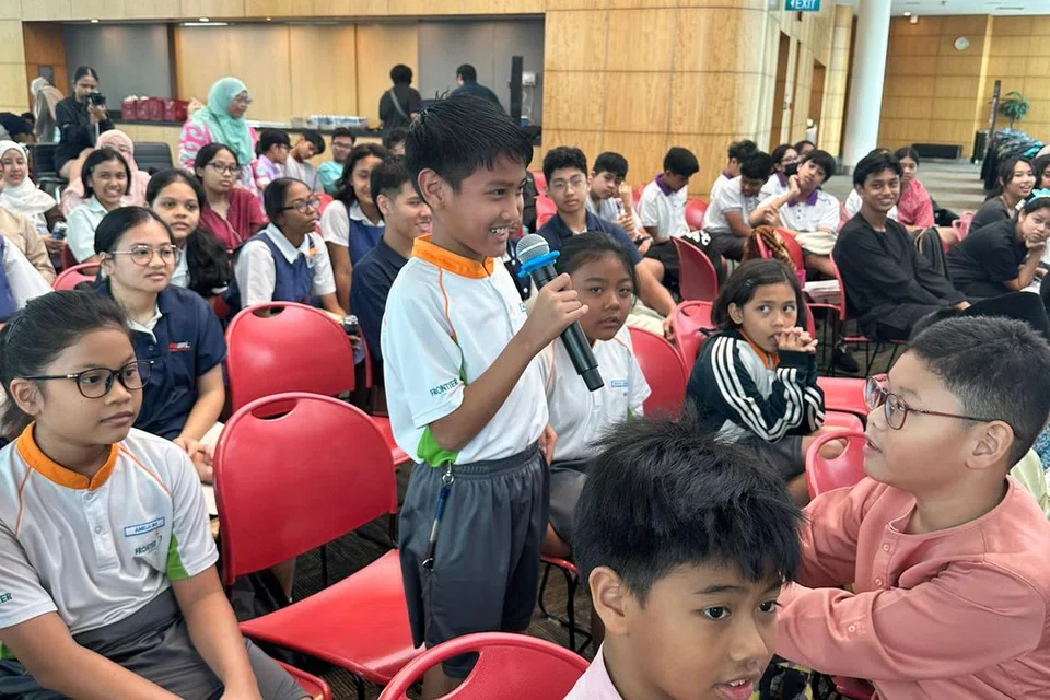 Seorang pelajar Sekolah Rendah Frontier sedang berucap dalam acara yang menggalakkan penyertaan pelajar dari peringkat sekolah rendah hingga maktab rendah.